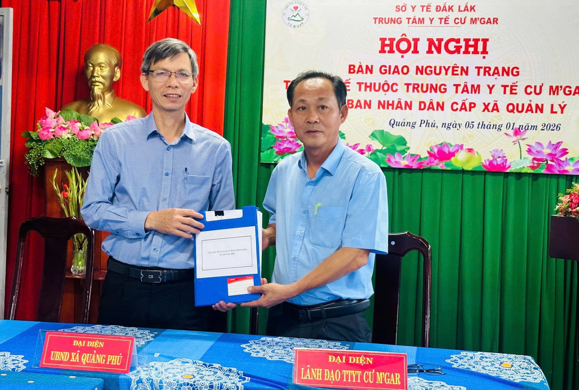 Ông Phan Ngọc Lương – Giám đốc Trung tâm Y tế Cư M’gar bàn giao hồ sơ, tài liệu Trạm Y tế xã cho lãnh đạo UBND xã Quảng Phú